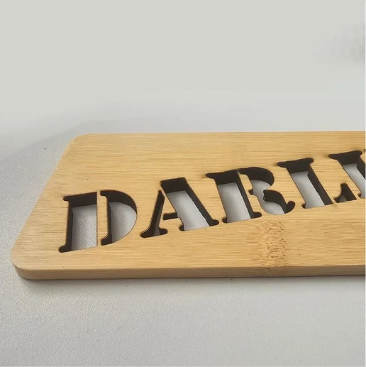 Personalisiertes Branding Paddle mit ausgeschnittenen Buchstaben
