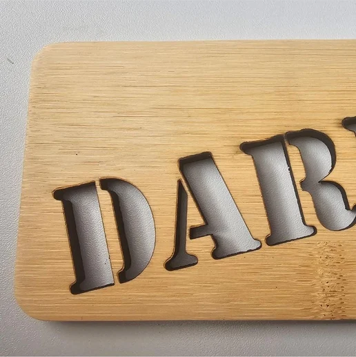 Personalisiertes Branding Paddle mit ausgeschnittenen Buchstaben