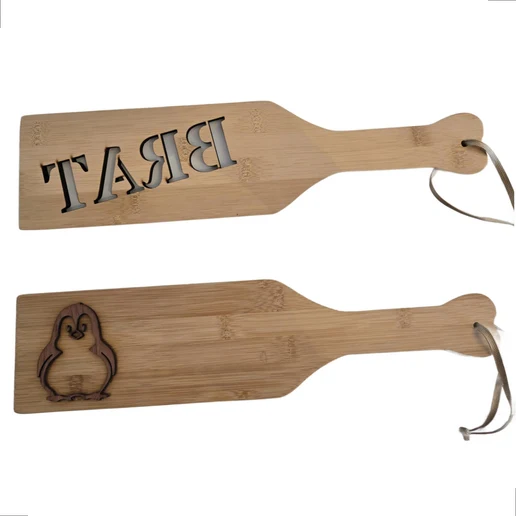 Personalisiertes Branding Paddle mit ausgeschnittenen Buchstaben