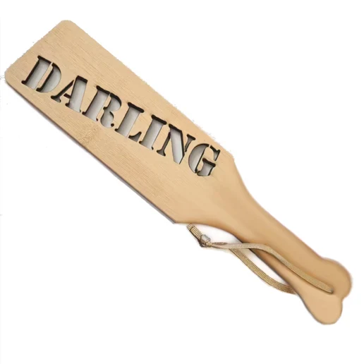Personalisiertes Branding Paddle mit ausgeschnittenen Buchstaben
